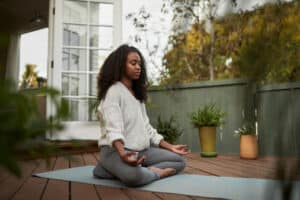 practicing mindfulness to maintain a positive mindset after surgery