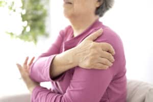 woman experiencing pain from shoulder arthritis